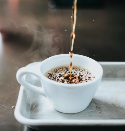 Server den rette kaffe til selskabet
